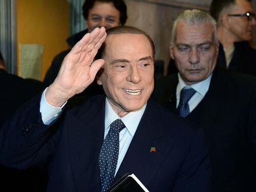 Berlusconi show con Weber: "Pirozzi? Calci nel..."