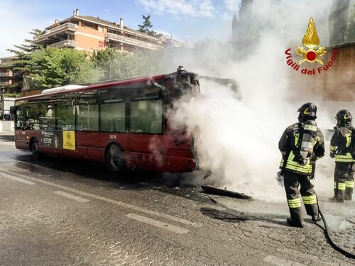 Brucia un altro bus Atac, scene di panico in via Portuense