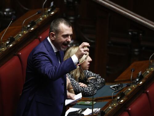 Andrea Delmastro disperato e pronto alle dimissioni per lo scherzo sul test antidroga