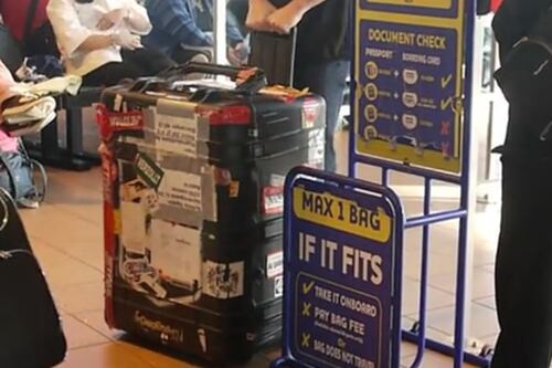 Il bagaglio a mano resta gratis. Sospesi gli aumenti di Ryanair e Wizz