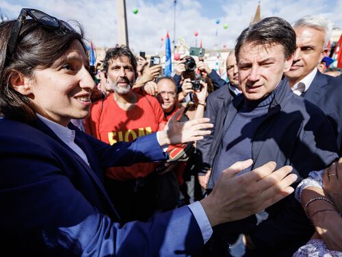 Auto, la finta “rivolta” di Schlein e Conte per ricoprire Stellantis di soldi
