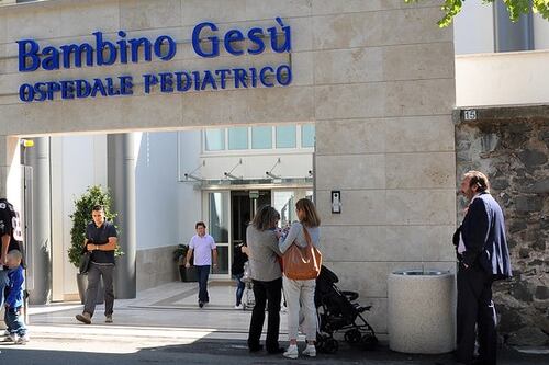 Orrore ad Acilia: partorisce in casa e uccide la neonata, arrestata 33enne