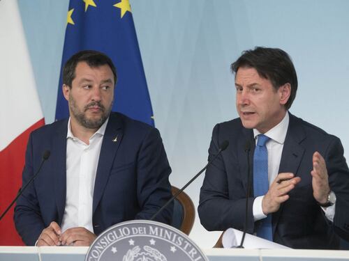 Open Arms, Salvini cede a Conte: "Sbarcano i minori"