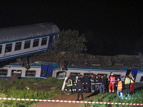 Treno deraglia a Caluso dopo lo scontro con un tir