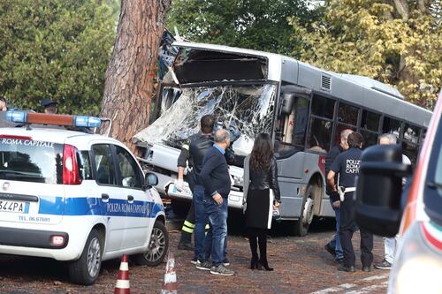 Autobus si schianta contro albero. In ospedale 29 feriti. 9 sono gravi