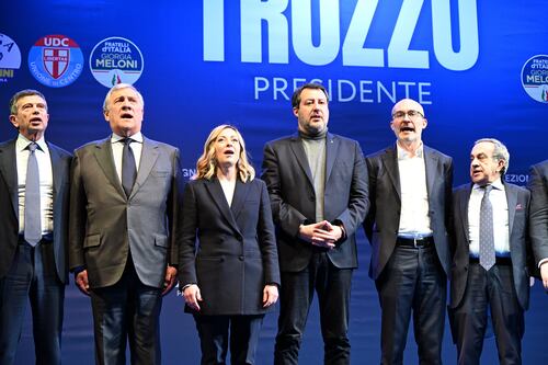 Elezioni Sardegna, centrodestra compatto sul palco per Truzzu