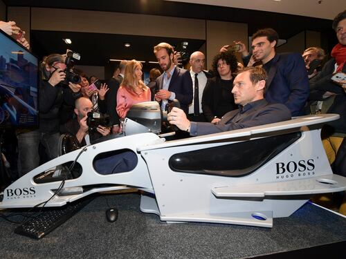 Totti diventa pilota e sfreccia in Formula E