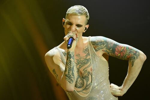 Achille Lauro a Sanremo resta nudo come San Francesco