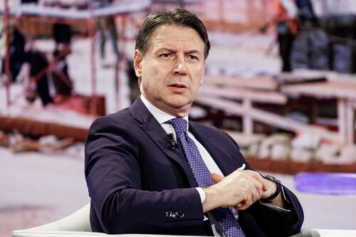 Feltri contro Giuseppe Conte: "Il campo minato lo disintegrerà"