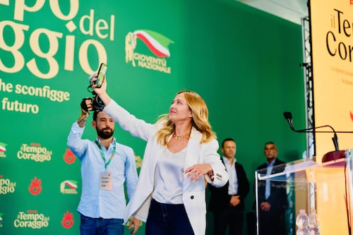 Meloni contro l’Eurabia: “Basta burqa a scuola. Tetto agli alunni stranieri”