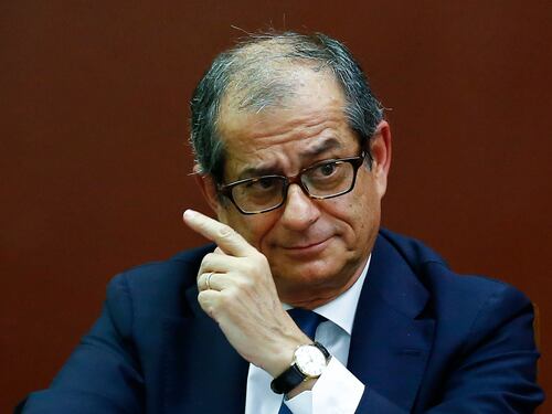 Tria corregge la manovra: "Deficit al 2,4% solo per un anno"