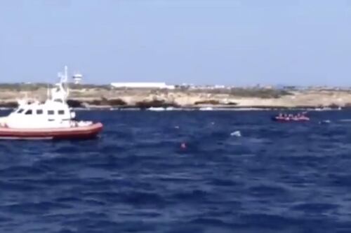 Open Arms, i migranti si tuffano in mare per raggiungere la riva