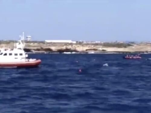 Open Arms, i migranti si tuffano in mare per raggiungere la riva