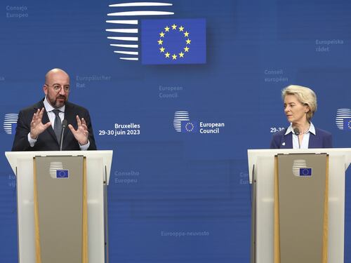 Sui migranti si consuma la rissa interna all’Ue: volano gli stracci tra Michel e von der Leyen