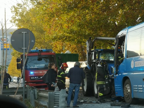 Pullman contro compattatore dei rifiuti. Autista schiacciato tra le lamiere