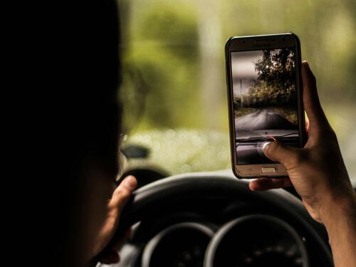 Cellulare alla guida, patente sospesa 15 giorni: le novità del codice della strada
