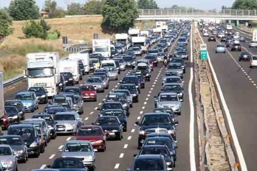 Scontro tra tir sulla Roma-Napoli. Un morto e chilometri di coda