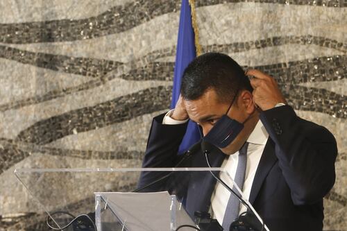 La furbata di Di Maio: con i soldi dell'Europa vuole rifarsi gli infissi