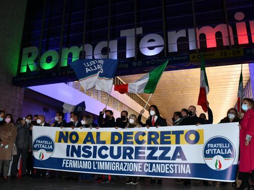 Dl sicurezza, flash mob di FdI a Termini: parte l'ostruzionismo al governo