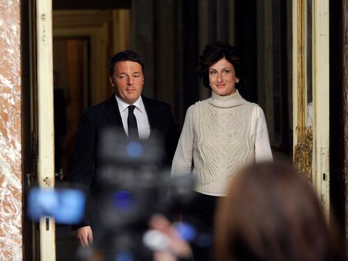 Agnese Renzi al fianco del marito nel momento della sconfitta