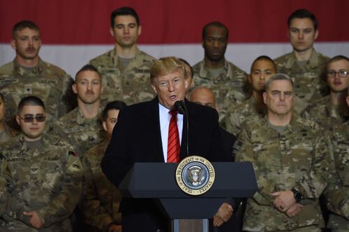 Trump visita a sorpresa l'Afghanistan. E serve il tacchino ai soldati