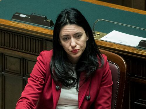 Sfogo della Azzolina: "Alunni in gabbie di plexiglas? Basta, non l'ho mai detto"