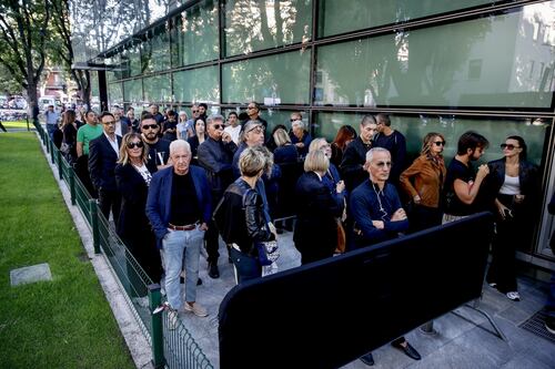 Giorgio Armani, folla alla camera ardente. L'ultimo saluto: teatro al buio e un tappeto di lanterne
