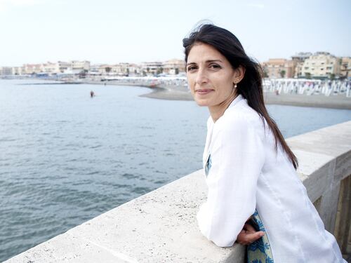 Virginia Raggi, scaricabarile sui rifiuti. Ma con lei la Tari schizza alle stelle
