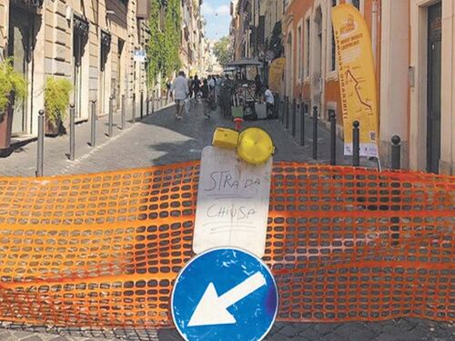 Roma, ultima trovata della Raggi: da Termini ai Fori un percorso pedonale tutto a ostacoli