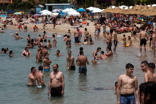 In Grecia tutti al mare senza troppe precauzioni