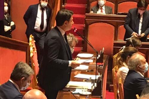 Da Conte irritante ai somari grillini. Con le mascherine di Sileri la cronaca di Gasparri è irresistibile