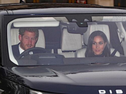 Meghan Markle, ingresso da star al pranzo con la regina Elisabetta