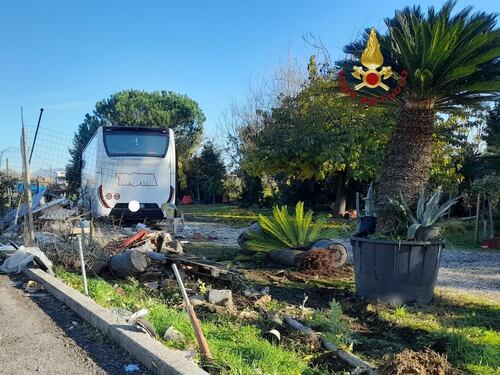 Il bus con 41 bambini a bordo finisce fuori strada sulla Tiburtina
