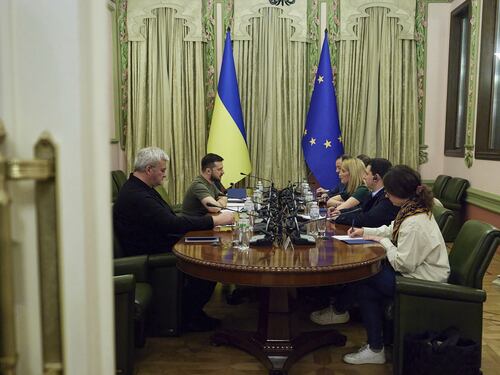 Ucraina, la presidente del Parlamento europeo Roberta Metsola vede Zelensky: "Un atto eroico". La foto