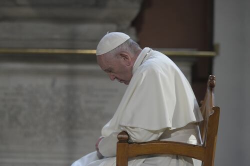 Bergoglio va in Oriente e in Vaticano si litiga