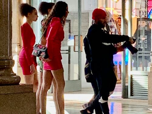Gambe in mostra e micro abiti: davanti a Palazzo Chigi spunta il set per modelle