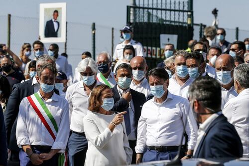 Il giorno dello sciacallo. La passerella di Conte e Zingaretti ai funerali di Willy