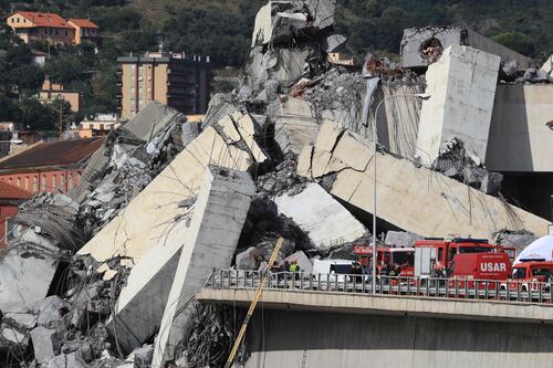 Disastro a Genova, crolla un ponte dell'autostrada: è una strage