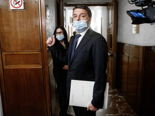 Renzi si presenta in Procura e le canta ai pm del caso Open: "Avete violato la Costituzione"