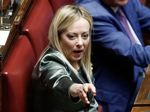 Sondaggio politico, Berlusconi crolla e Giorgia Meloni vola. Le ultime cifre