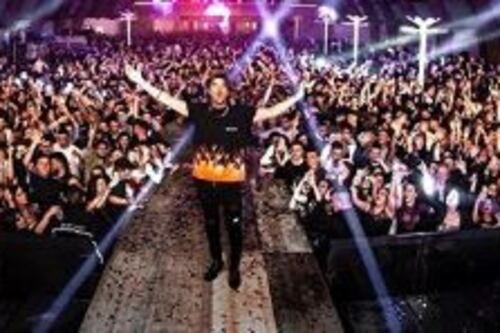 Andrea Damante in console. Ma la discoteca non rispetta le norme anti-Covid e chiude