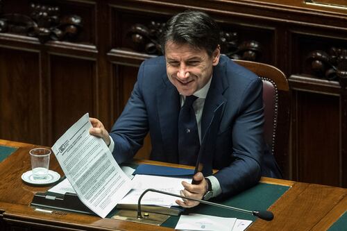 Fase 2 con la nuova autodichiarazione. E scattano subito i fake ironici