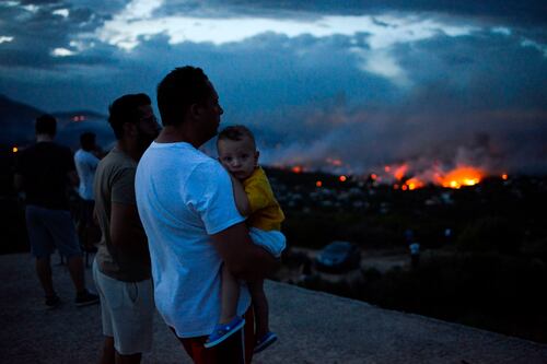 Atene in fiamme. Oltre 74 morti e 187 feriti. Coinvolti 23 bambini