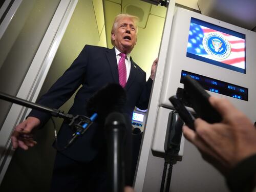 La minaccia di Trump: "Prenderemo il petrolio dell'Iran"