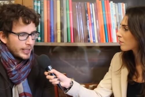 Il telefilosofo Diego Fusaro sposa Aurora: "Mai fatto sesso. Lavo e stiro, sono sottomessa"