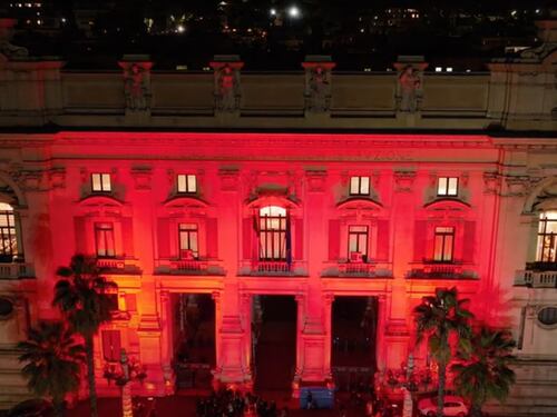 Ministero dell'Istruzione illuminato di rosso contro la violenza sulle donne