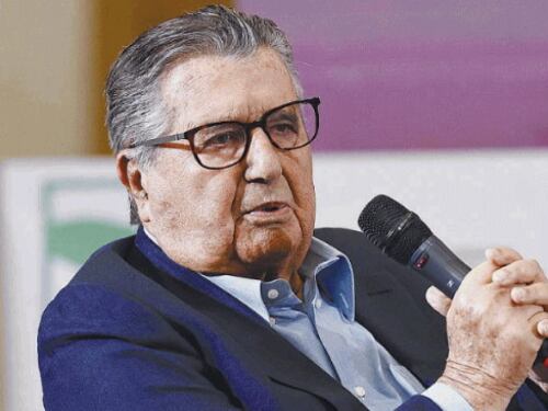 La strana guerra di Schlein e De Benedetti: ecco la sanità rossa che aiuta il Pd