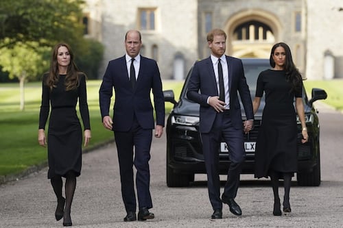 Harry e Meghan, la strategia di William e Kate per oscurarli: "Negare l'ossigeno a un fuoco"
