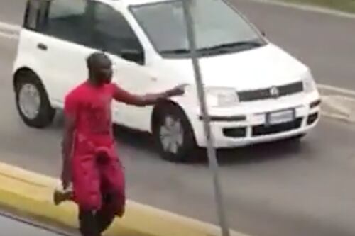 Nigeriano armato di ascia crea il panico. Follia in strada, un ferito