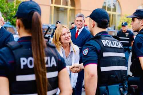 Meloni visita la Polizia: "Non c'è libertà senza sicurezza"